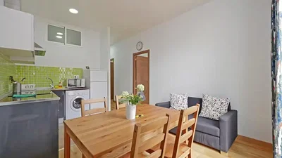 Woonkamer; keukenapparatuur, houten vloer, natuurlijk licht, moderne stijl