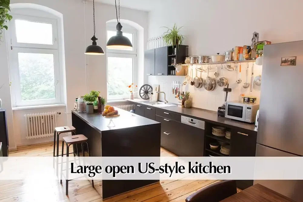 Keuken; keukenapparatuur, natuurlijk licht, houten vloer