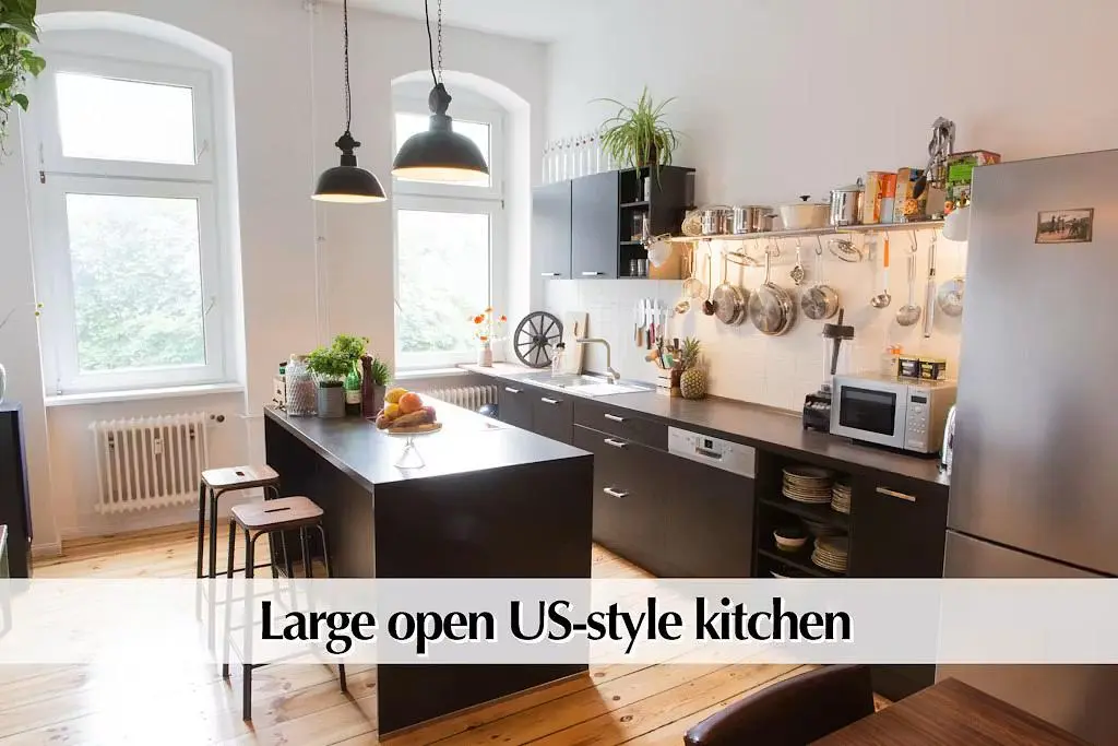 Keuken; keukenapparatuur, natuurlijk licht, houten vloer