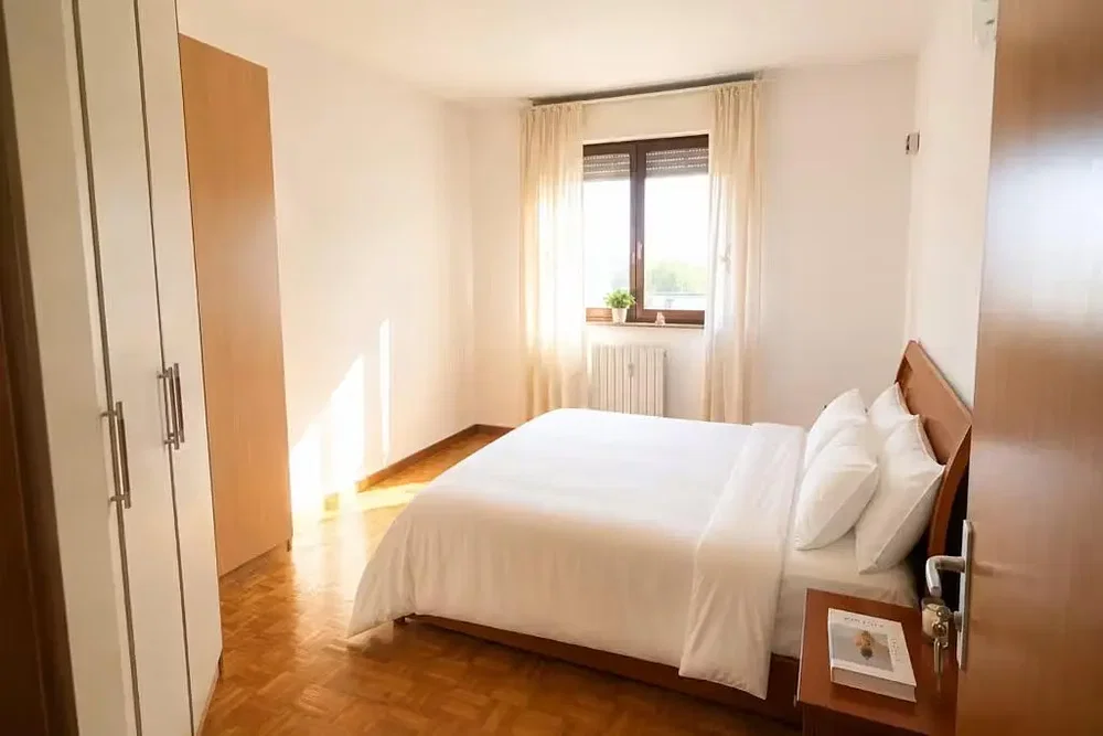 Chambre; lumière naturelle, parquet, carrelage