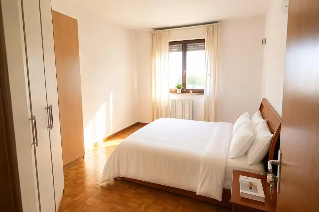 Chambre; lumière naturelle, parquet, carrelage