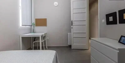 Spálňa; prirodzené svetlo, drevená podlaha