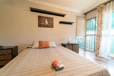 Quarto; luz natural, chão de madeira