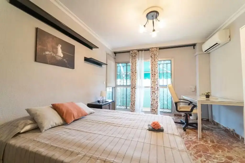 Quarto; luz natural, chão de madeira
