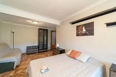 Quarto; chão de azulejo, luz natural