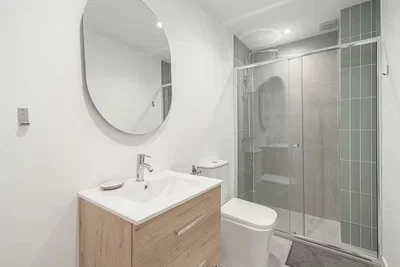 Toilette; pavimento in piastrelle, ristrutturato, luce naturale