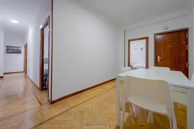 Outro; chão de madeira, luz natural