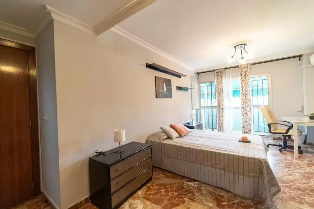 Quarto; luz natural, chão de azulejo