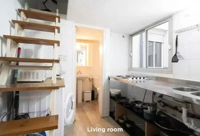 Keuken; houten vloer, natuurlijk licht, keukenapparatuur
