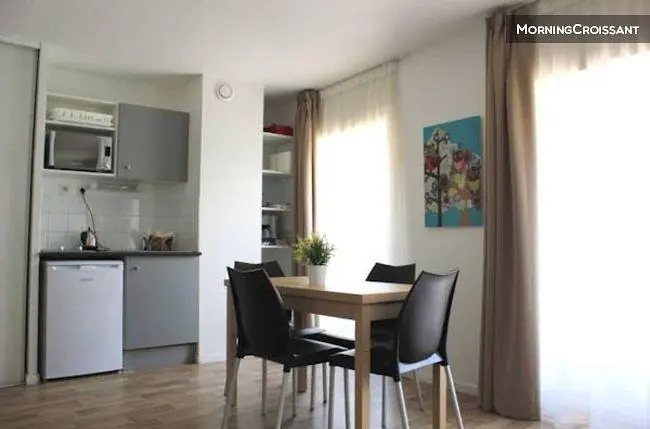 Küche; küchengeräte, tageslicht, fliesenboden