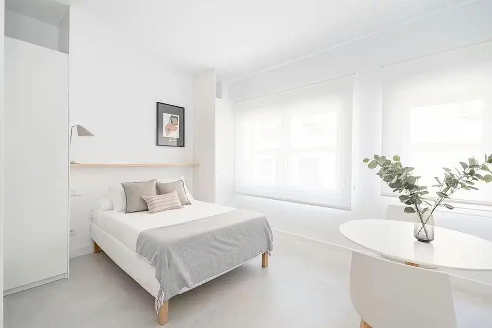 Camera da letto; luce naturale, stile moderno
