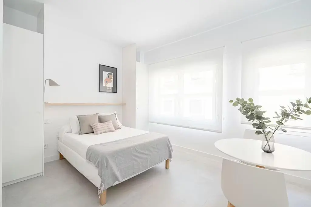 Camera da letto; luce naturale, stile moderno