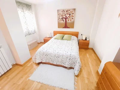 Quarto; chão de madeira, luz natural