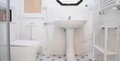 Toilettes; carrelage, lumière naturelle