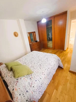 Quarto; chão de madeira, luz natural