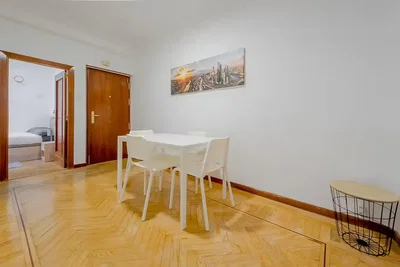 Sala de estar; chão de madeira, luz natural