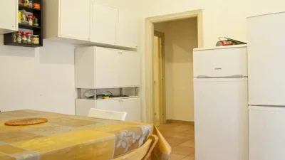 Kuhinja; kuhinjski aparati, pločice, prirodno svjetlo