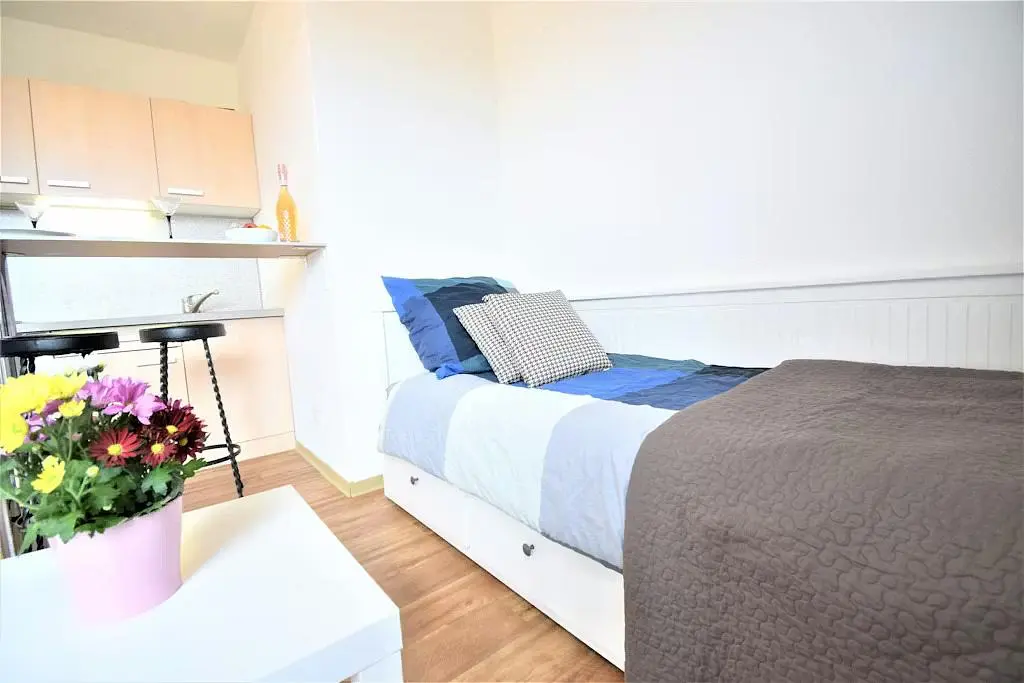 Camera da letto; luce naturale, pavimento in legno