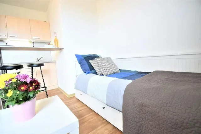Camera da letto; luce naturale, pavimento in legno
