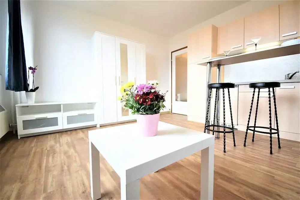 Soggiorno; pavimento in legno, luce naturale, stile moderno