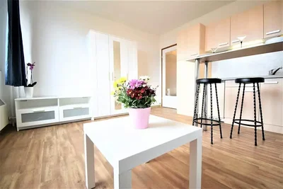 Soggiorno; pavimento in legno, luce naturale, stile moderno