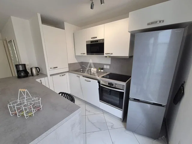 Cucina; elettrodomestici, pavimento in piastrelle, luce naturale