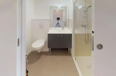 Toilette; fliesenboden, renoviert, tageslicht