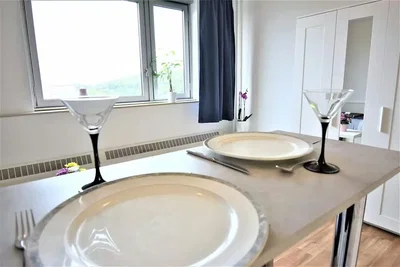 Cucina; pavimento in legno, luce naturale, stile moderno