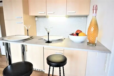 Cucina; elettrodomestici, pavimento in piastrelle, luce naturale