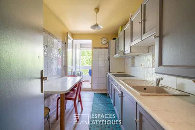 Cozinha; eletrodomésticos, chão de azulejo, luz natural
