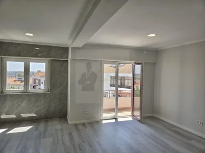 Obývací pokoj; výhled, přirozené světlo, dlažba