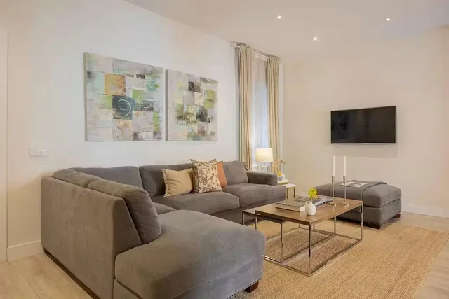 Living room; wood floor, natural light, modern style