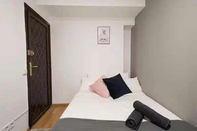 Spavaća soba; drveni pod, prirodno svjetlo