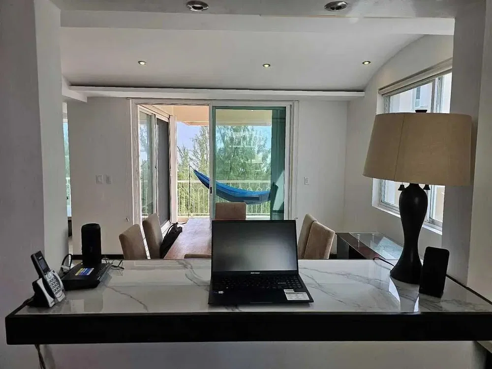 Sala de estar; luz natural, chão de madeira
