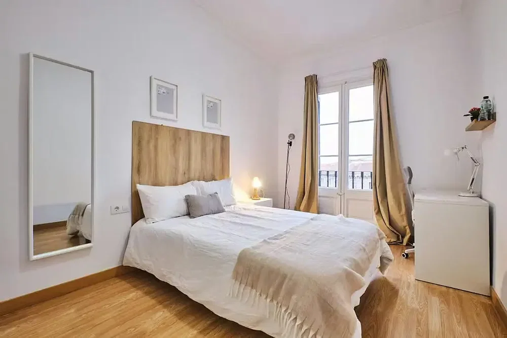 Camera da letto; pavimento in legno, luce naturale