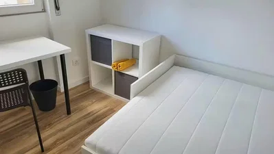 Spavaća soba; drveni pod, prirodno svjetlo