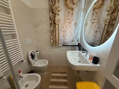 Toalet; pločice, renoviran, prirodno svjetlo