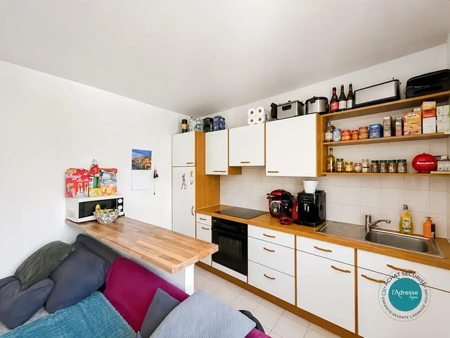 Cozinha; eletrodomésticos, chão de azulejo, precisa de renovação