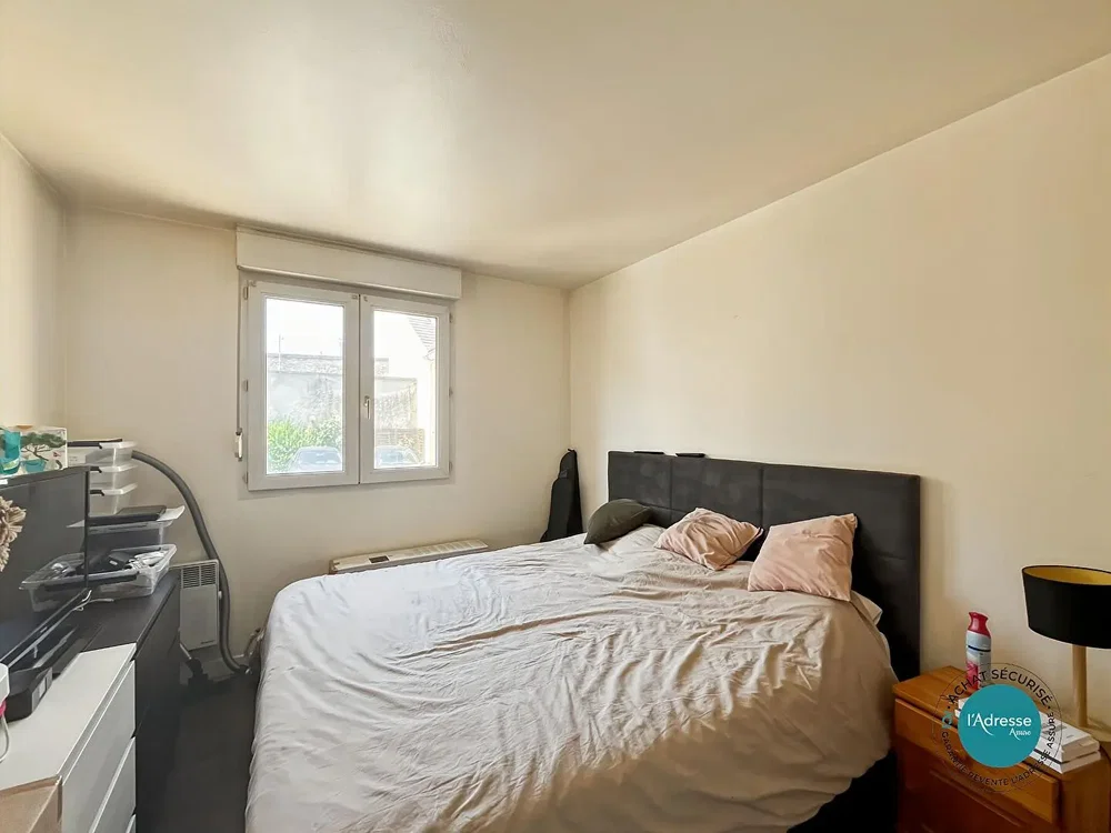 Quarto; luz natural, chão de madeira