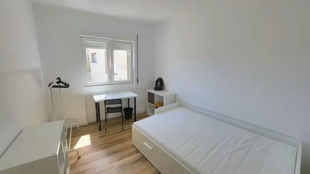 Spavaća soba; prirodno svjetlo, drveni pod