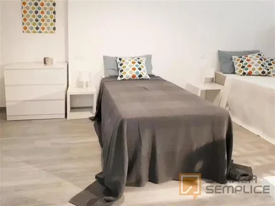 Camera da letto; pavimento in legno, luce naturale