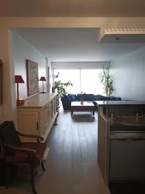 Obývací pokoj; dřevěná podlaha, přirozené světlo