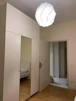 Camera da letto; pavimento in legno, luce naturale