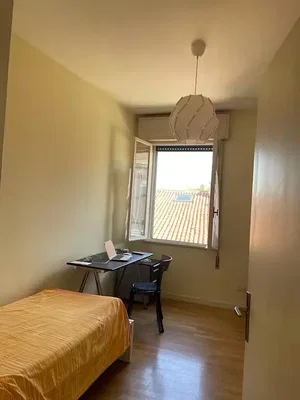 Camera da letto; pavimento in legno, luce naturale