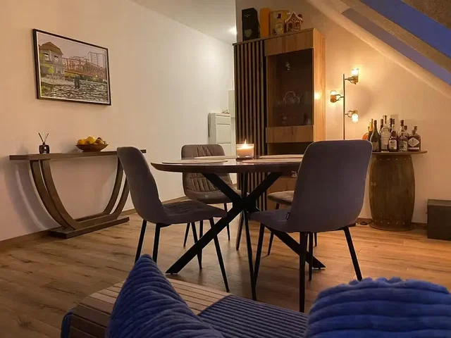 Soggiorno; pavimento in legno, luce naturale, stile moderno