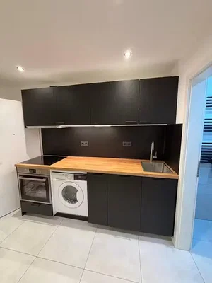 Cucina; elettrodomestici, pavimento in piastrelle
