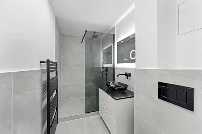 Bagno; pavimento in piastrelle, ristrutturato, luce naturale
