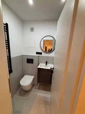 Toilette; pavimento in piastrelle, ristrutturato, luce naturale