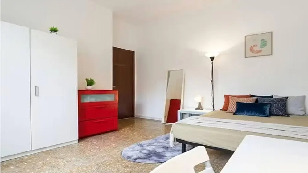 Camera da letto; luce naturale, pavimento in legno