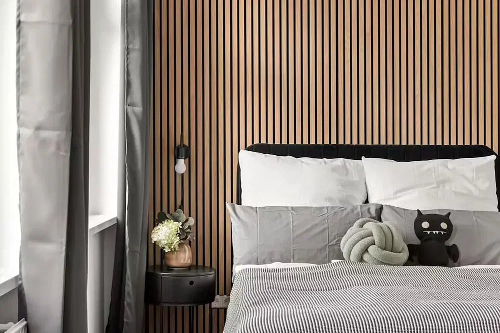 Camera da letto; luce naturale, travi in legno